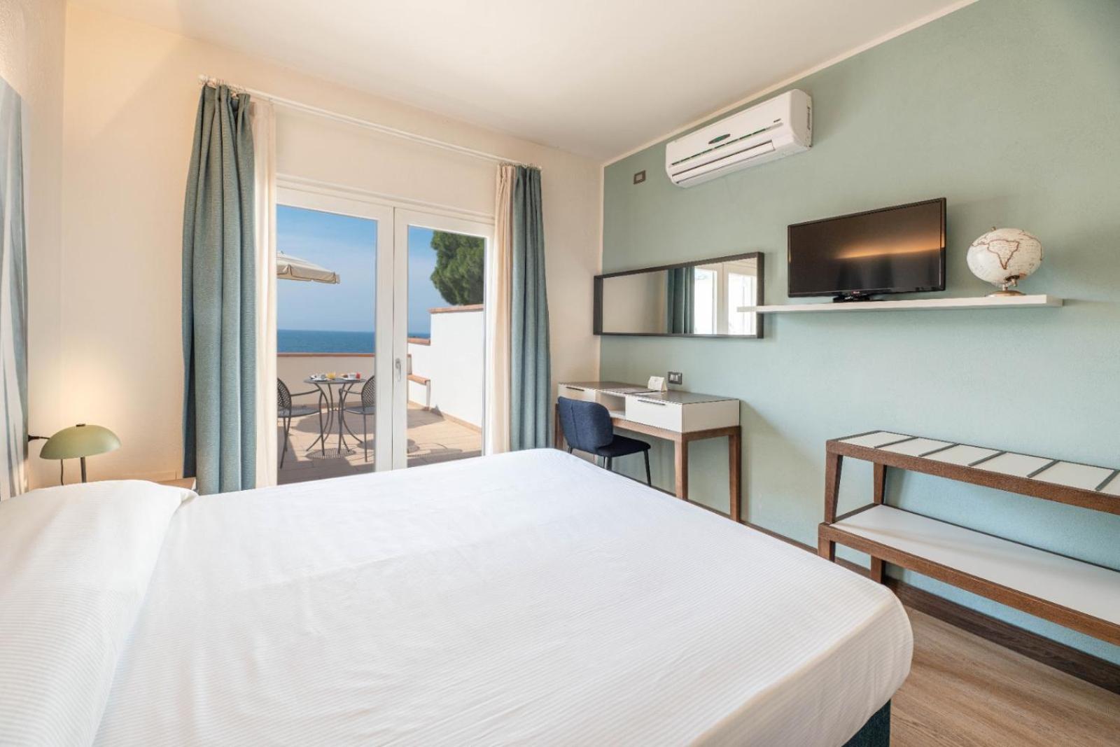 Hotel Baia Imperiale Spiaggia di Cavoli Экстерьер фото
