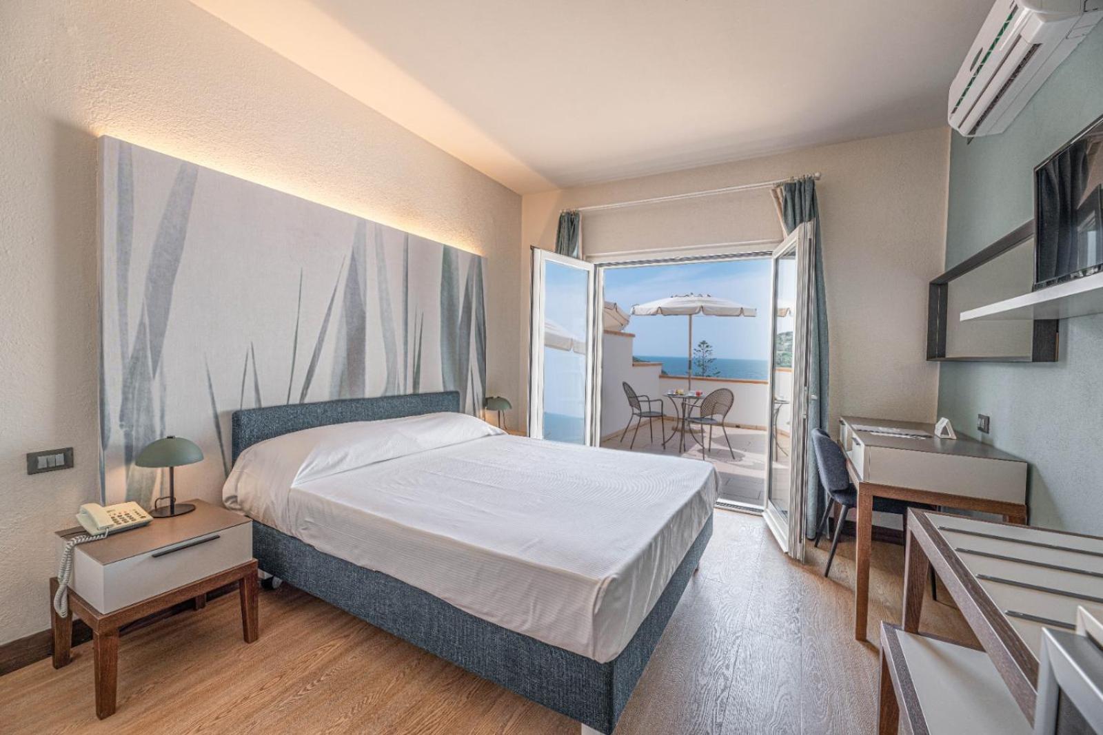 Hotel Baia Imperiale Spiaggia di Cavoli Экстерьер фото