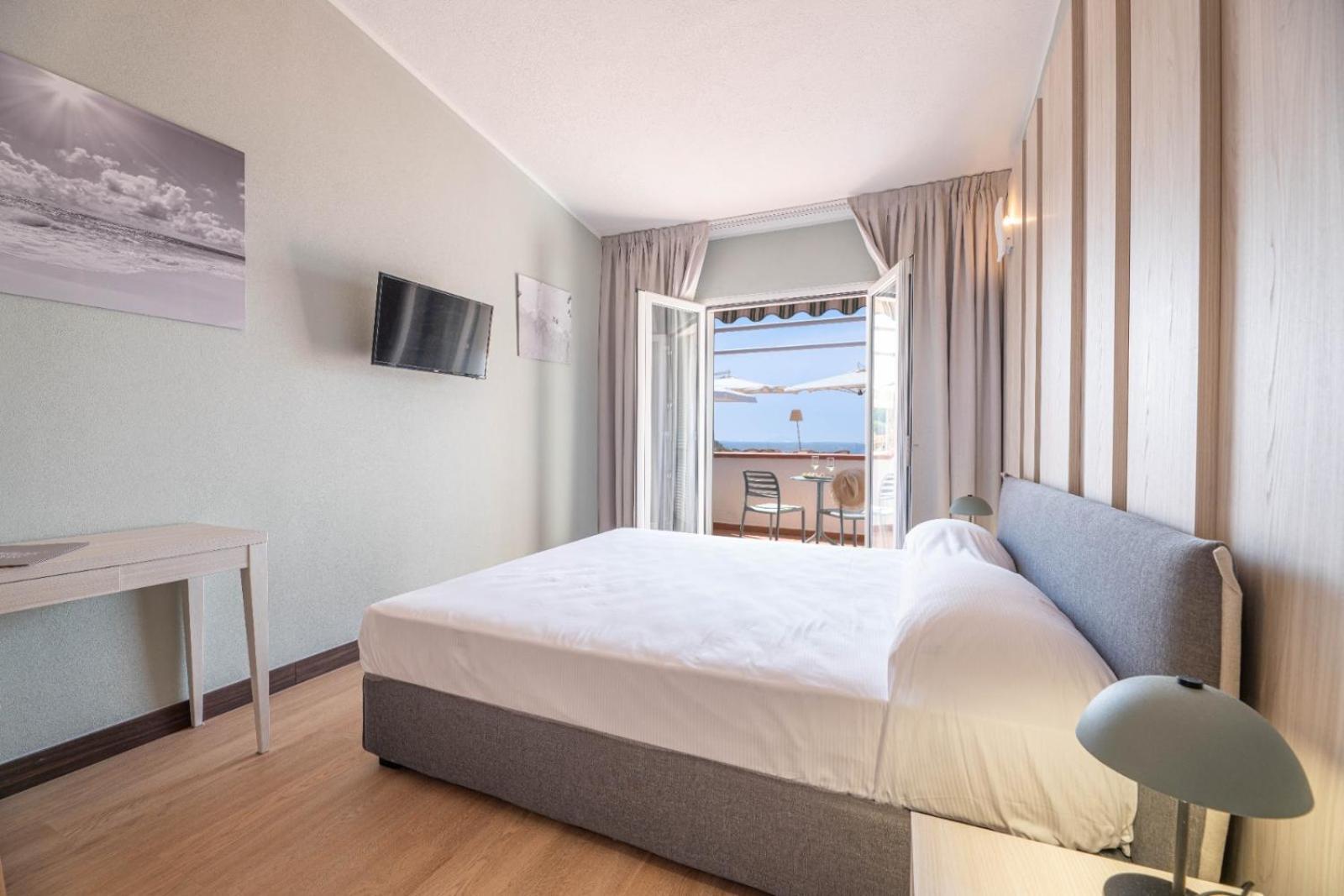 Hotel Baia Imperiale Spiaggia di Cavoli Экстерьер фото