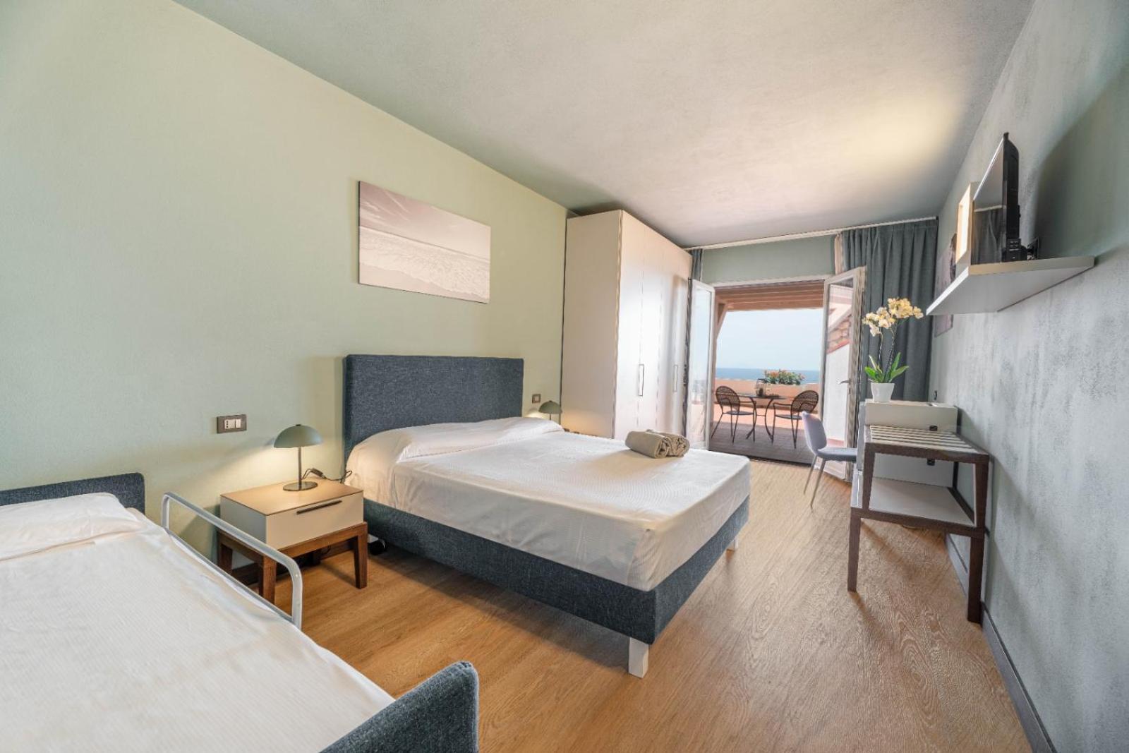 Hotel Baia Imperiale Spiaggia di Cavoli Экстерьер фото